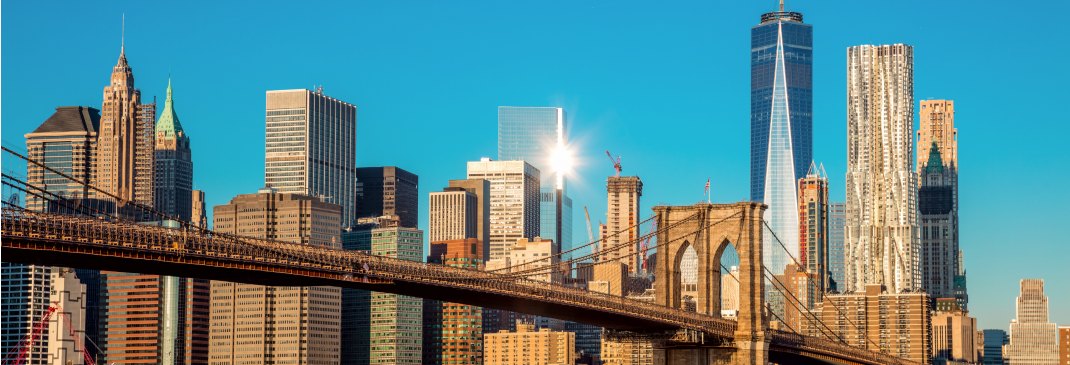 Skyline und Brooklyn Bridge in New York City.